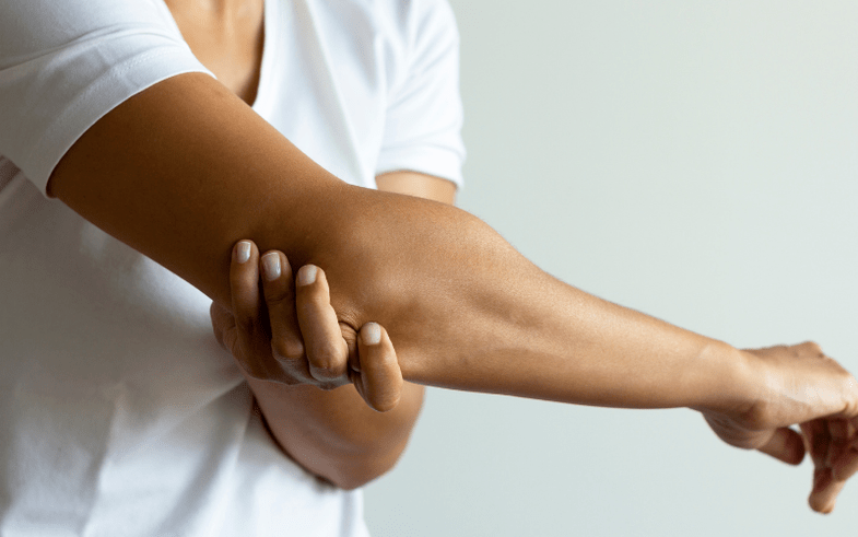 Síntomas obvios de artrosis de las manos.